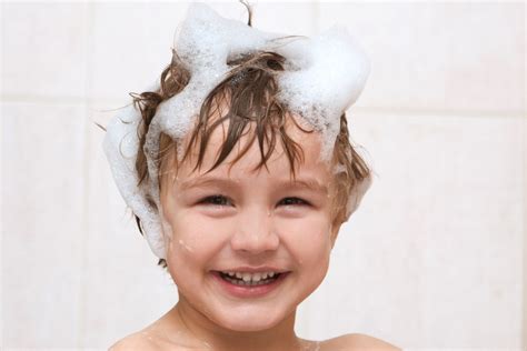 Barnen tvingas duscha utan tvål i skolan – föräldrar i uppror